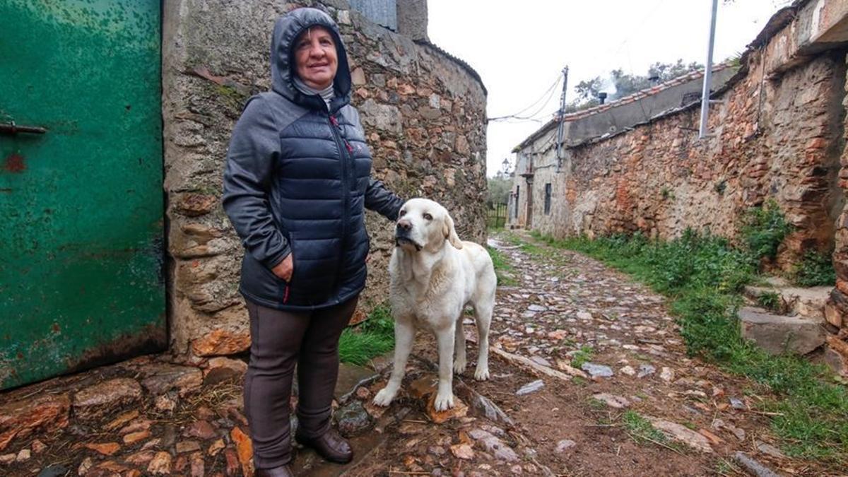La última guardiana de un pueblo de Extremadura que se resiste a morir