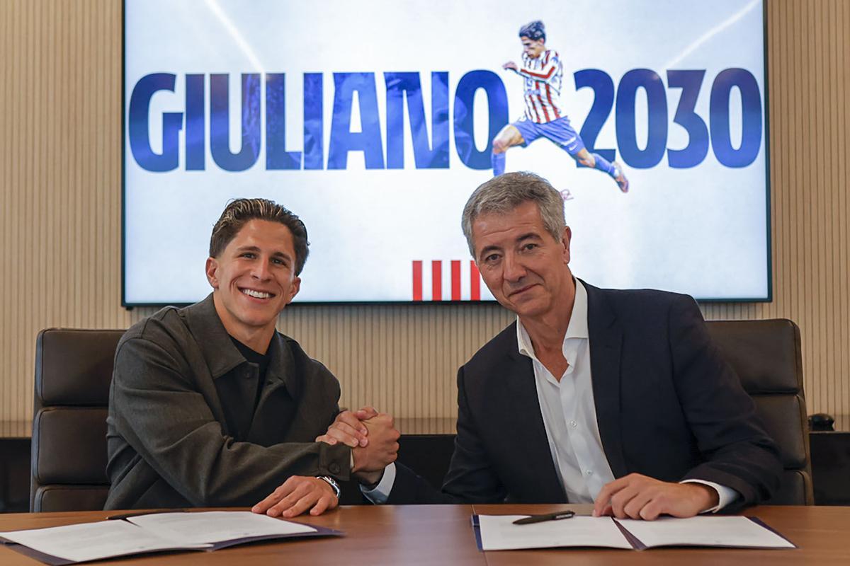 El extremo internacional argentino Giuliano Simeone (i) junto al consejero delegado del Atlético de Madrid Miguel Ángel Gil.