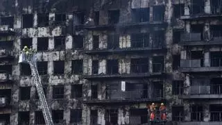 Permanece ingresado en el hospital uno de los bomberos heridos en el incendio de Valencia