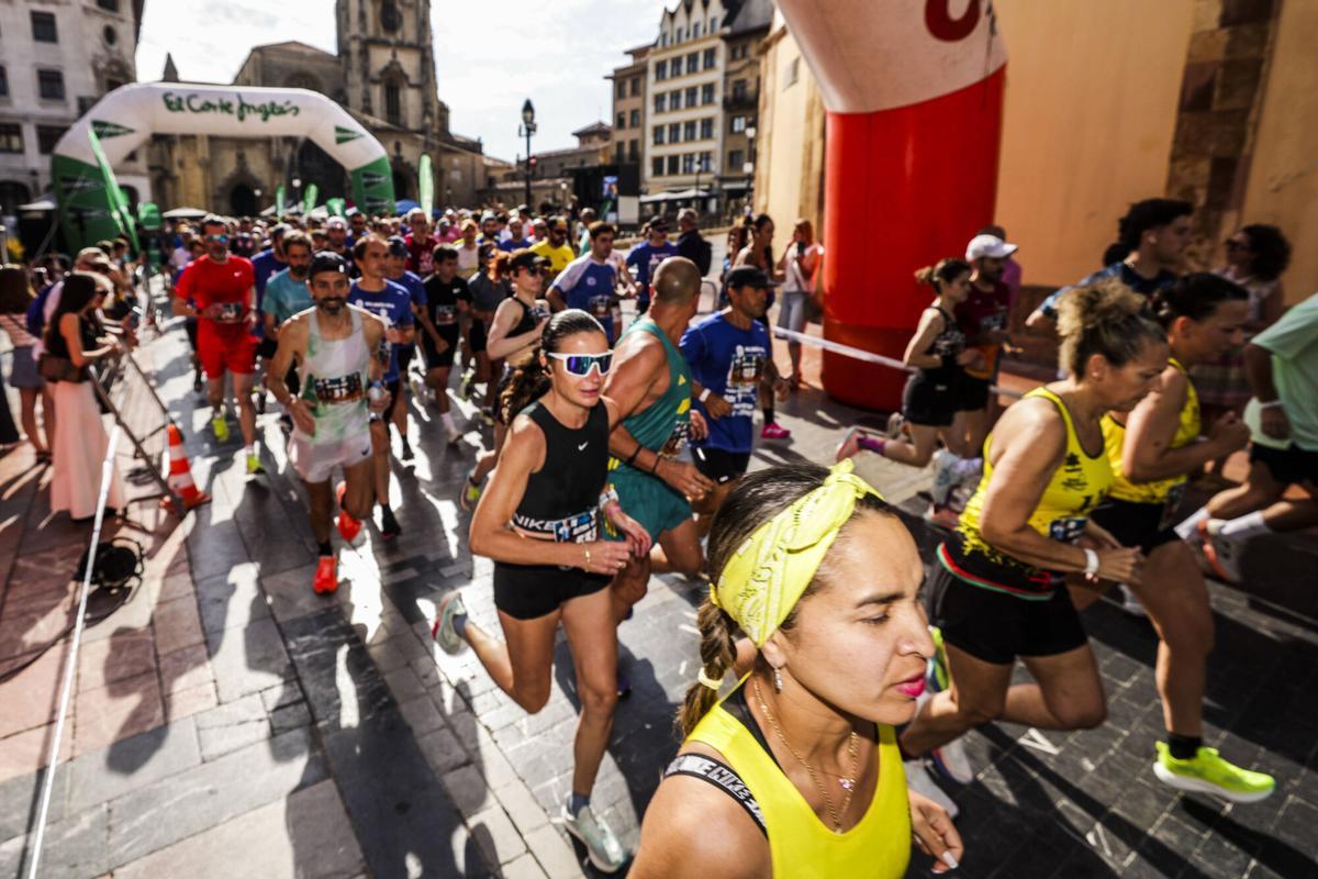 El azul tiñe el corazón de Oviedo con las camisetas de los 1.600 participantes en la carrera solidaria por el autismo El azul tiñe el corazón de Oviedo con las camisetas de los 1.600 participantes en la carrera solidaria por el autismo