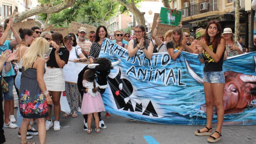 Una manifestación  de 200 personas en Dénia grita &quot;bous a la mar, maltrato animal&quot;