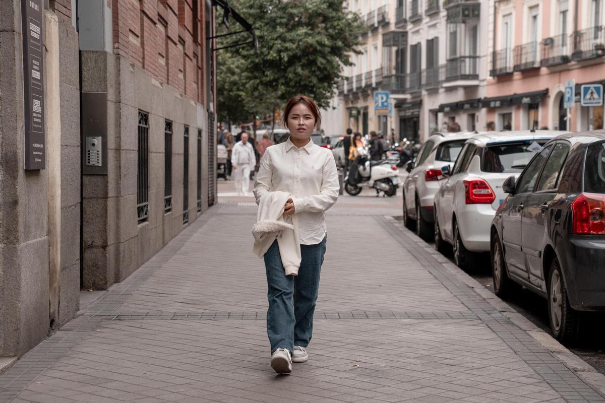 Jo Eun-Sil, una joven norcoreana de 26 años que en 2019 consiguió escapar del régimen de Corea del Norte, fotografiada en las oficinas de Amnistía Internacional en Madrid.