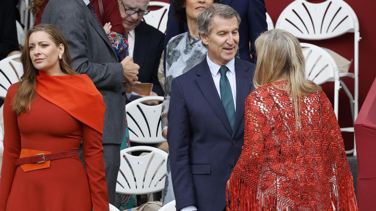 Políticos y autoridades esperan inicio desfile 12-O a pies de tribuna