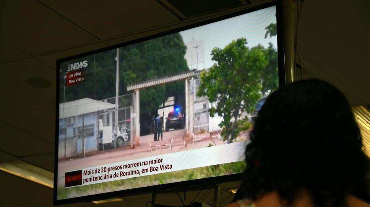 zentauroepp36780159 a woman watches on television news about the riot in the pam170106160019