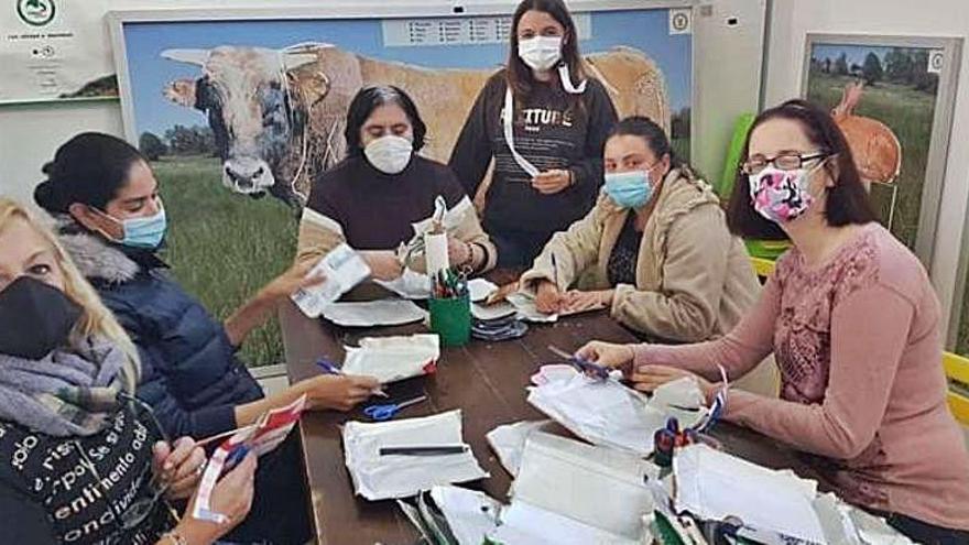 Voluntarias, durante la confección de los portamascarillas.