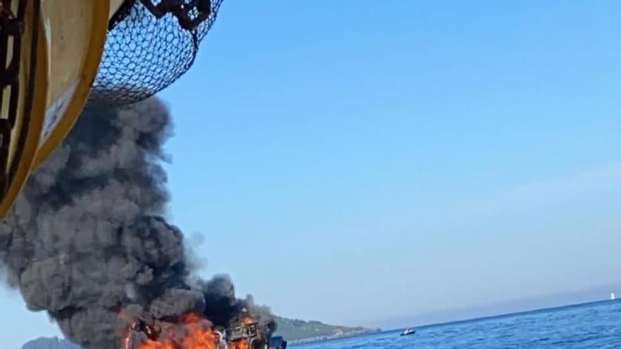 Incendio en un barco bateeiro en Bueu