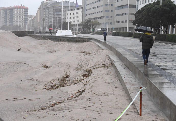 El oleaje arrastra arena de Riazor hasta el paseo