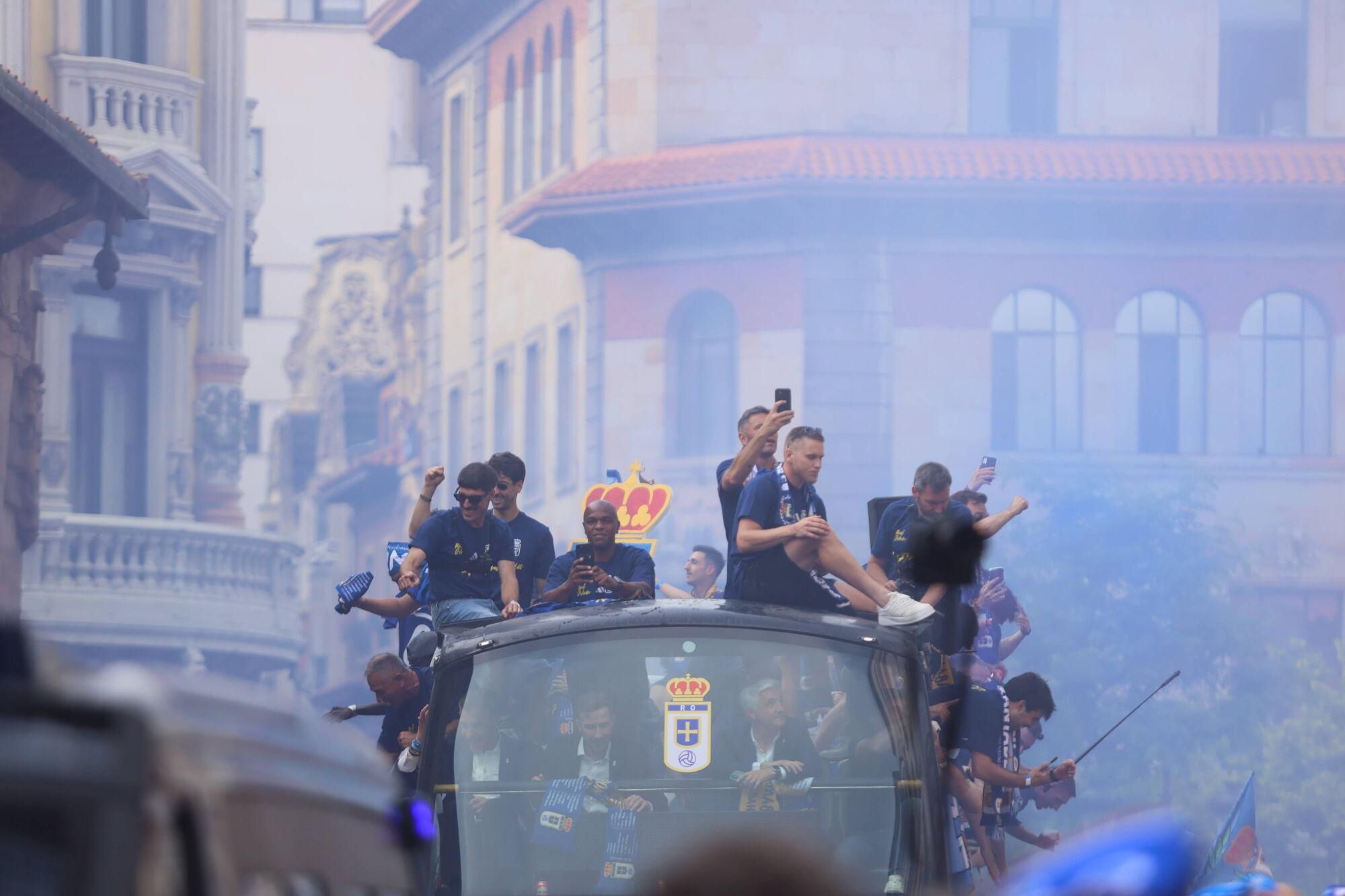 Locura azul en las calles de Oviedo para celebrar el ascenso del equipo a Primera División