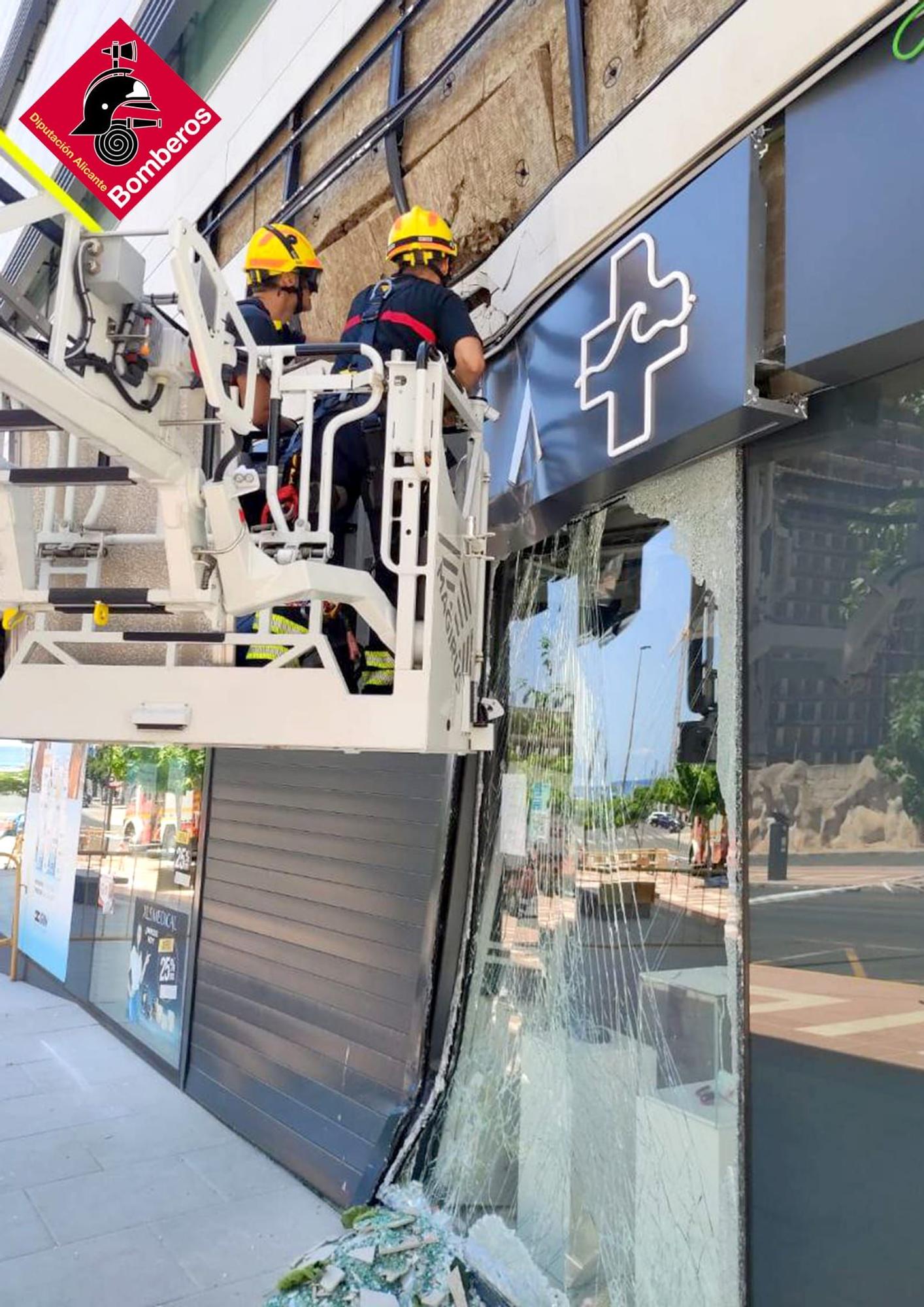 Las imágenes que dejó el choque de un autobús contra una farmacia en La Vila Joiosa