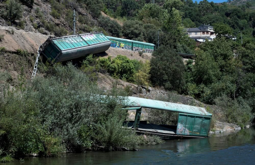 Los vagones del tren descarrillado en Ourense acaban en el río Sil. Adif se expone a una multa de hasta 35.000 euros