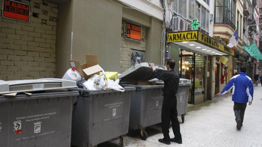 Ristra de contenedores en superficie en la calle Santa María.