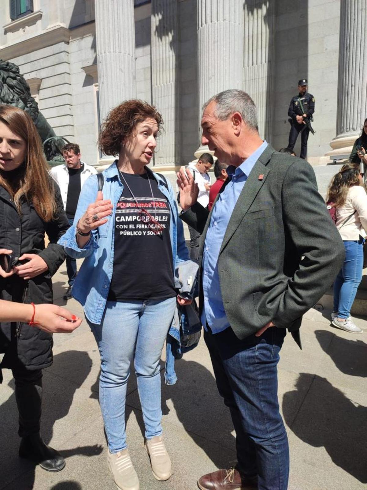 La alcaldesa de Camporrobles, inmaculada Alemany, charla con el diputado en el Congreso y candidato de Compromís Joan Baldoví.