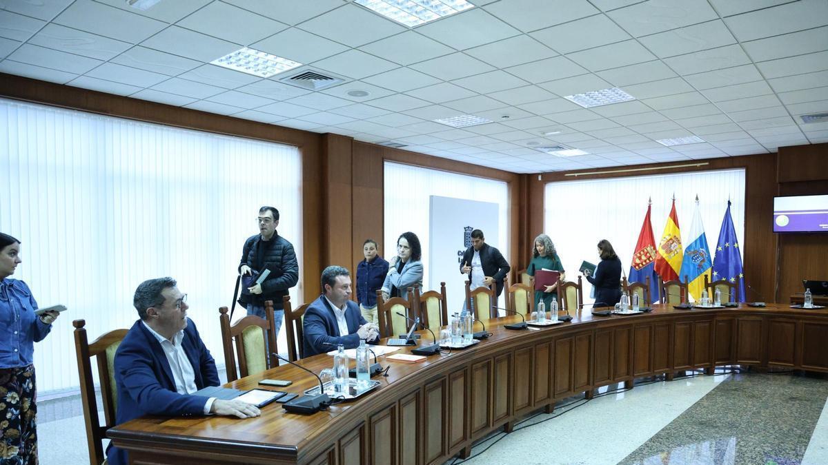 Momento en el que los miembros del Grupo Socialista abandona el pleno del Cabildo.