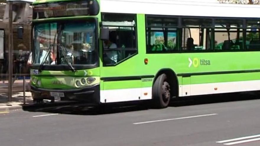 Una guagua en una parada de Tenerife.