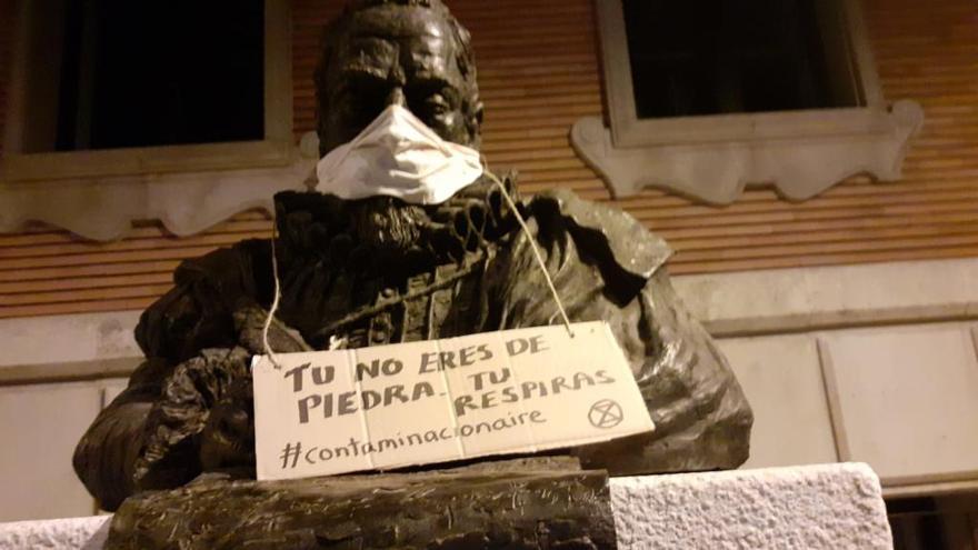 Las estatuas de Murcia amanecen cubiertas con mascarillas por la contaminación