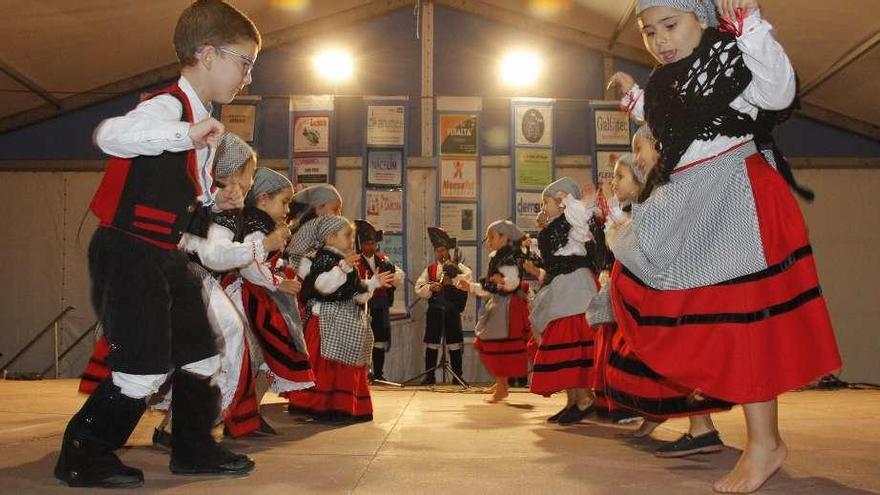 Un momento de la actuación del festival del Grupo de Danzas Pais de San Roque en el espacio de las naves de Ojea, en Cangas. // S.A.