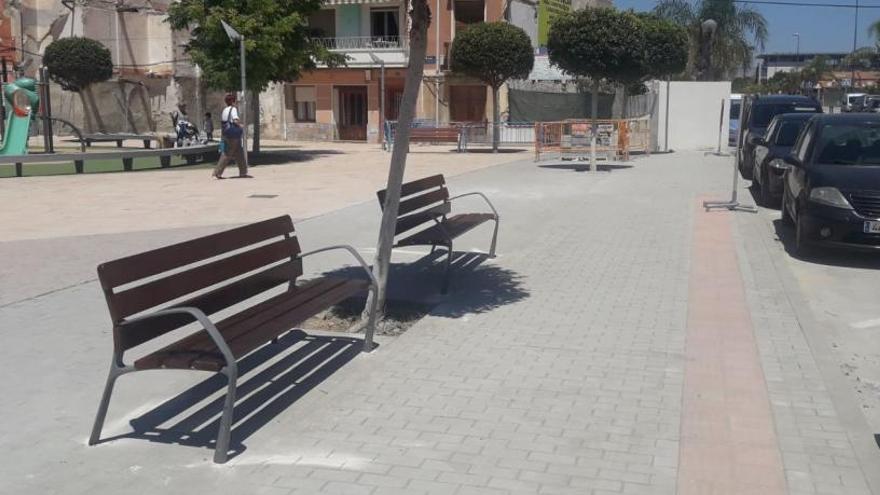 Habilitada en una parada de autobús para personas con movilidad reducida