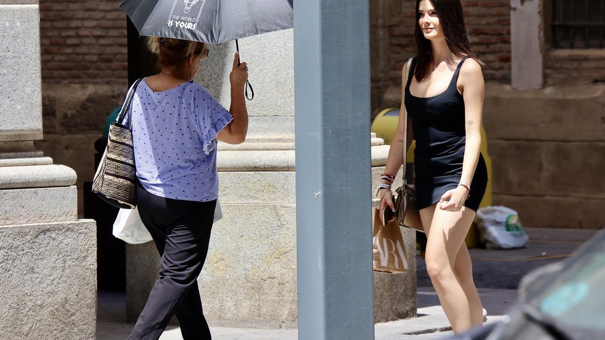 Dos mujeres caminan por Murcia bajo una ola de calor.