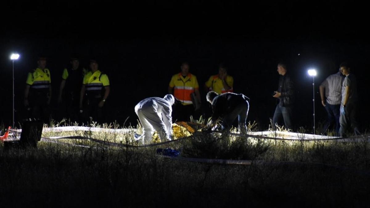 Levantamiento del cadáver de uno de los atracadores de una gasolinera en Lleida.