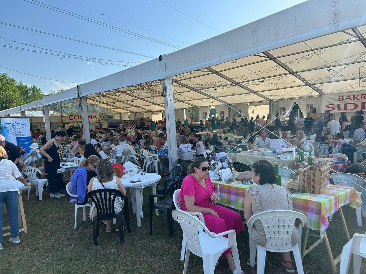 EN IMÁGENES: Homenaje vecinal a Joaquín Alperi y merienda de las fiestas de la Virgen de la Cabeza