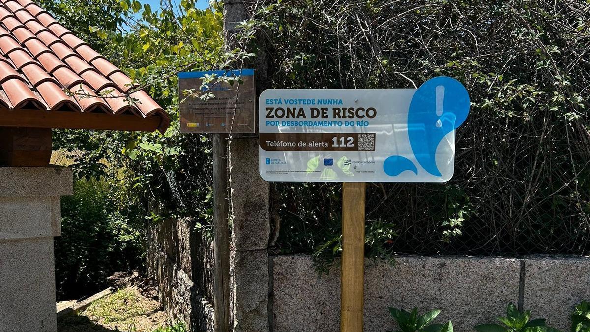 Carteles instalados por Augas de Galicia en zonas innundables del río Umia.