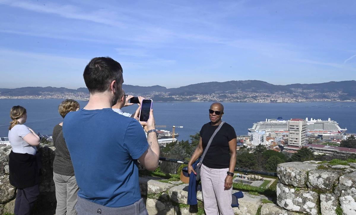 Turistas disfrutando de las vistas desde O Castro.