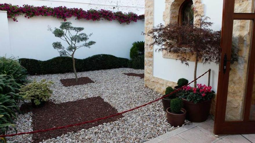 Exterior de la capilla, donde se ha habilitado un pequeño jardín.