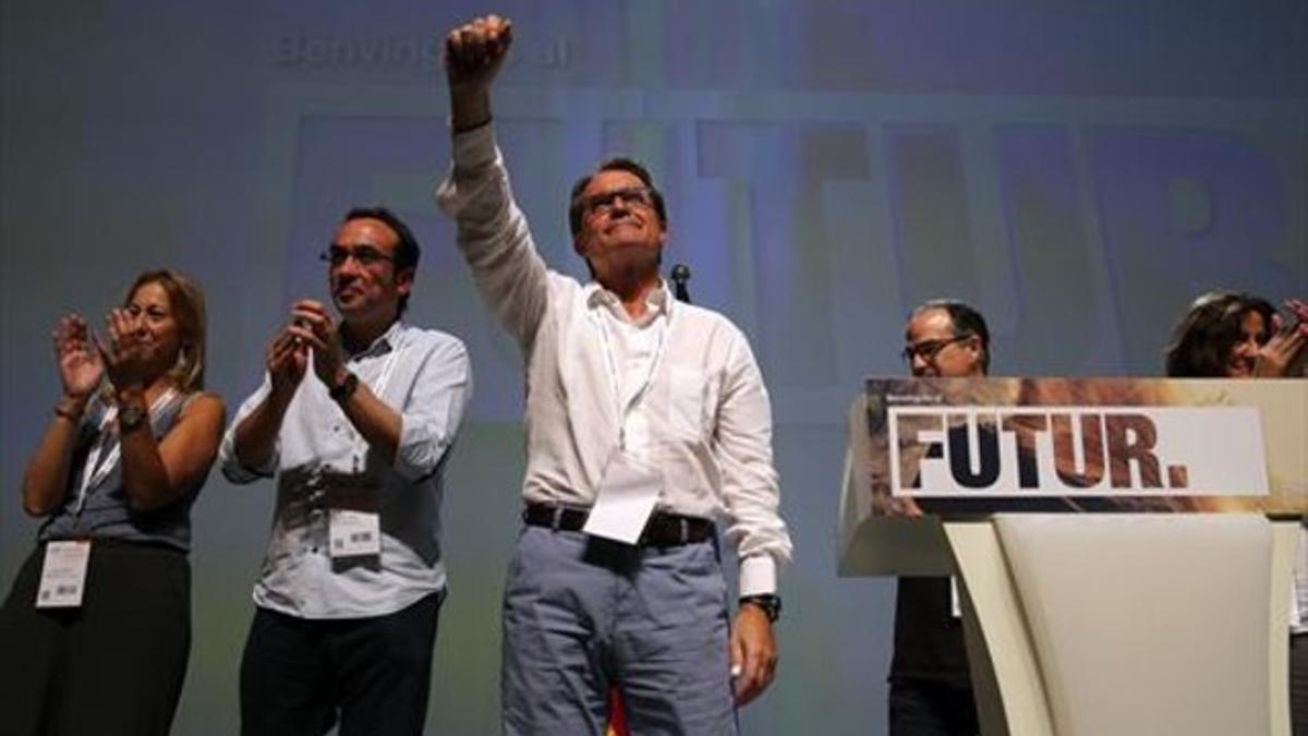 Artur Mas, junto a Josep Rull, Neus Munté y Jordi Turull, saludando a los consejeros nacionales de Convergència.