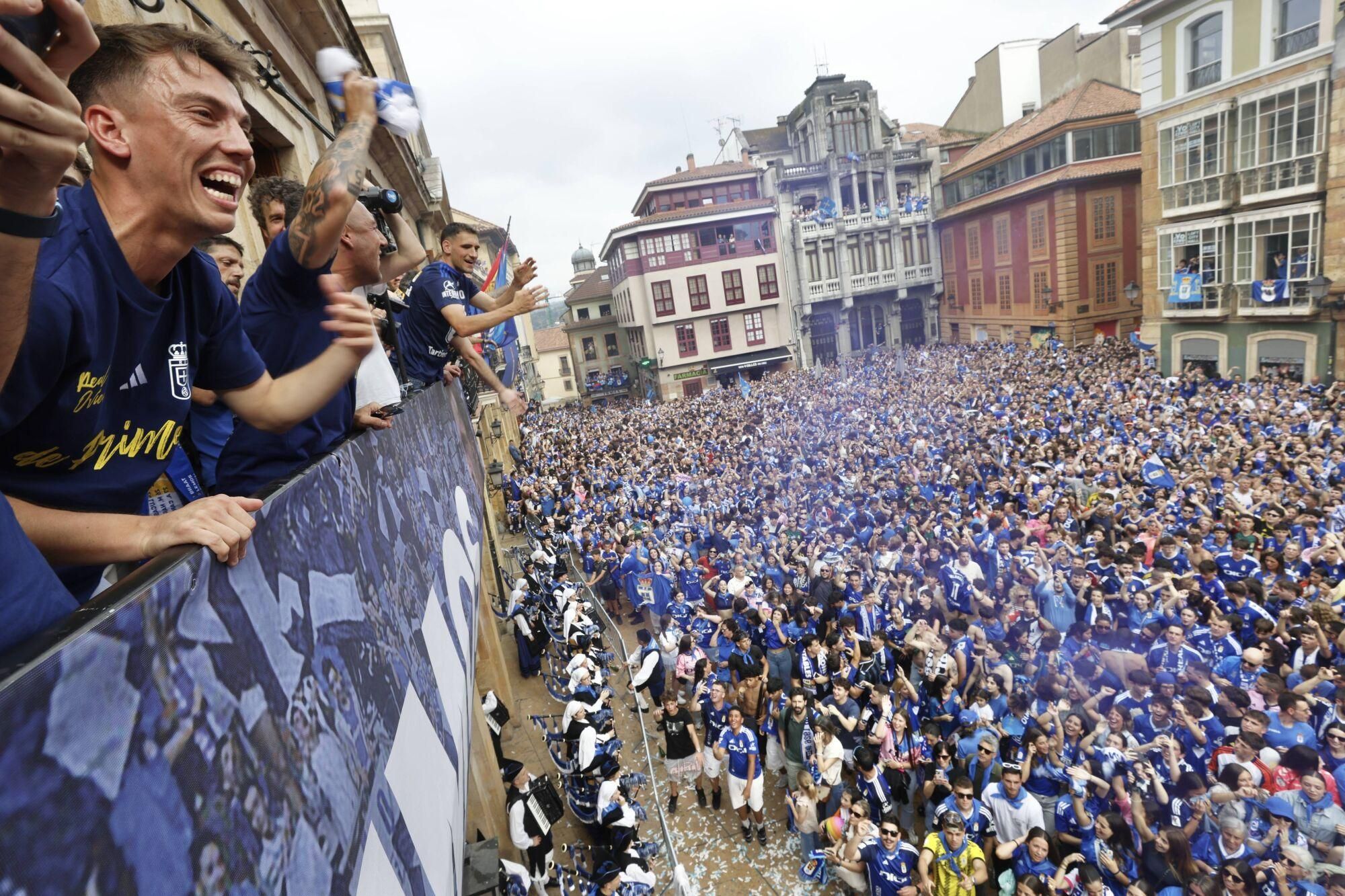 Locura azul en las calles de Oviedo para celebrar el ascenso del equipo a Primera División