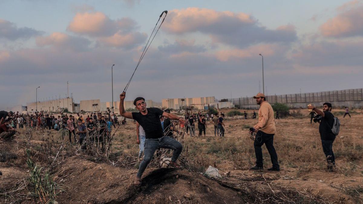 Un manifestante palestino lanza piedras contra los soldados israelís durante los enfrentamientos del sábado.