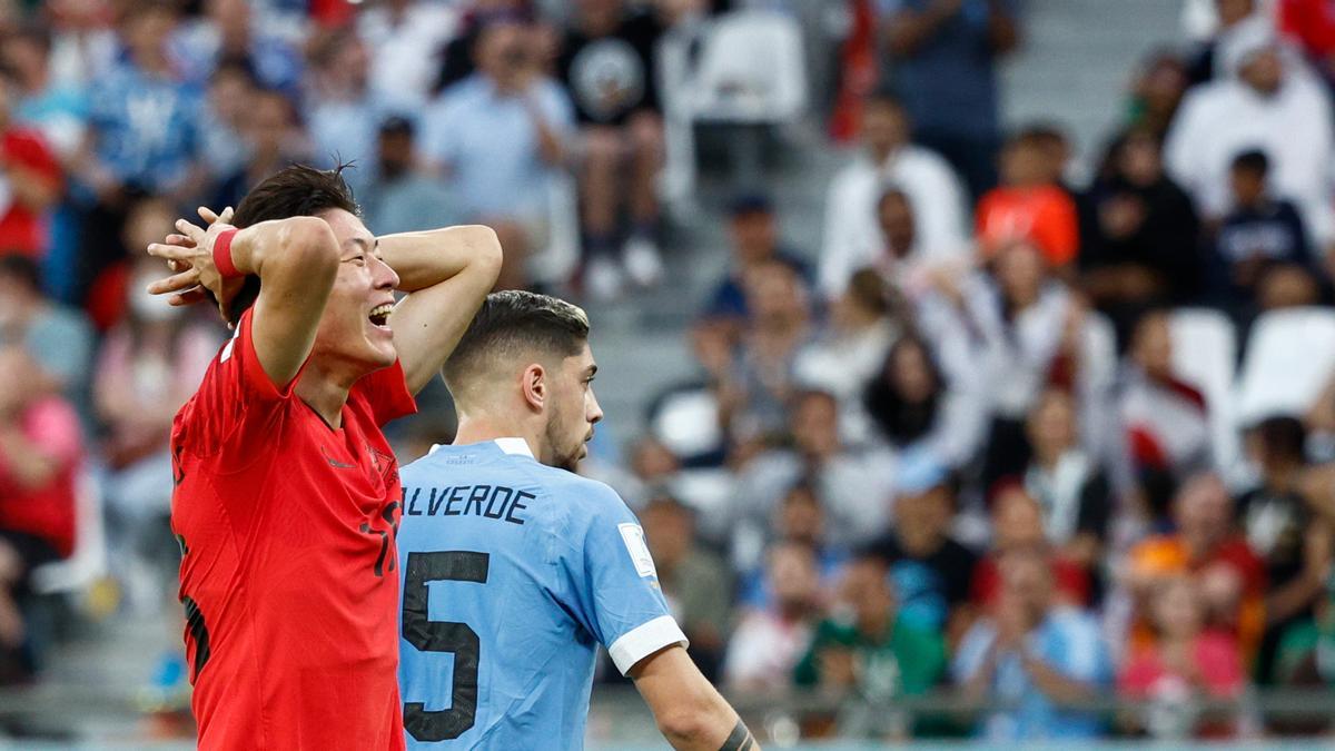 Ui-jo Hwang se lamenta ante Uruguay