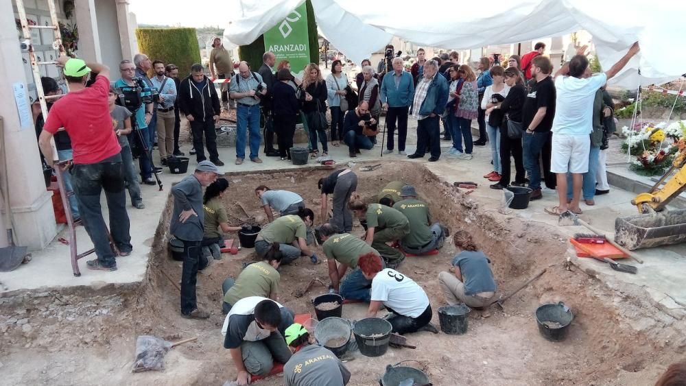 Segundo día de trabajos de exhumación en la fosa de Porreres