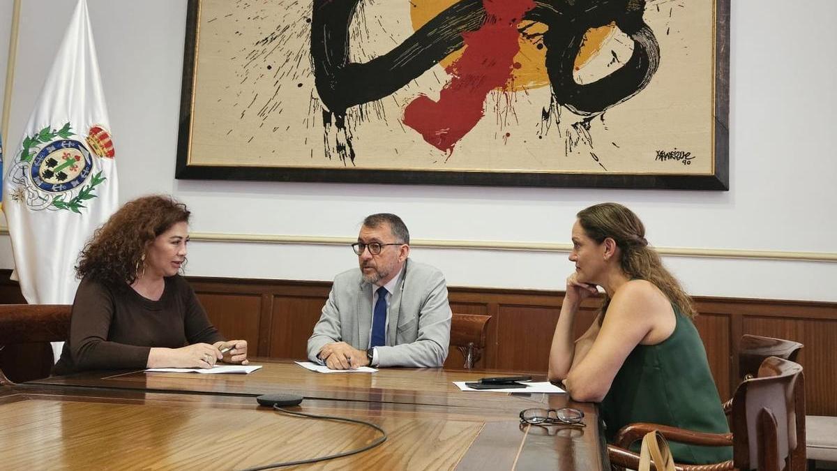 De izquierda a derecha, Beatriz Barrera, presidenta del Real Casino de Tenerife, José Manuel Bermúdez, alcalde de Santa Cruz, y Zaida González, concejala de Urbanismo.