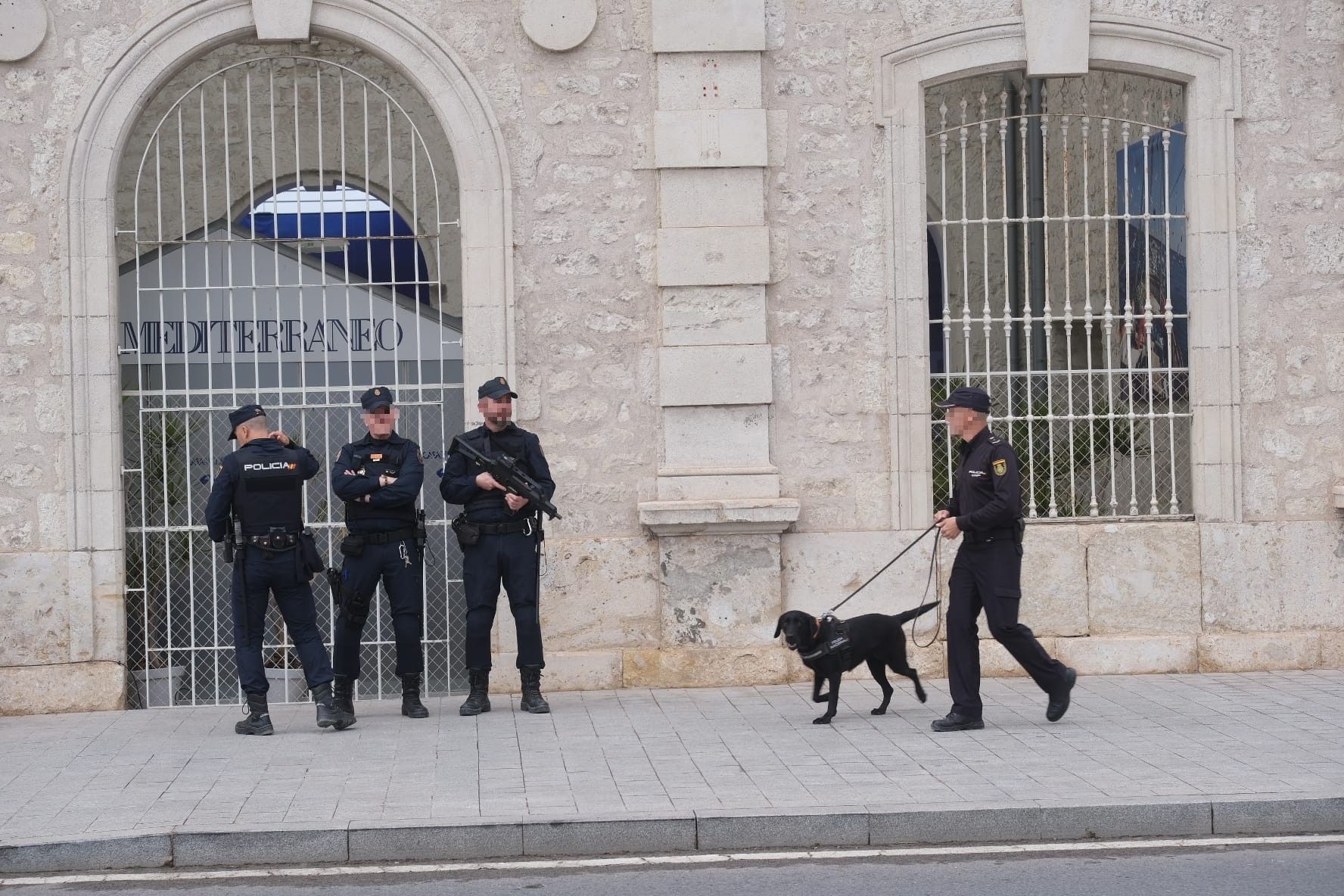 Gran presencia policial y decenas de curiosos en Casa Mediterráneo por la cumbre europea que se celebra en Alicante