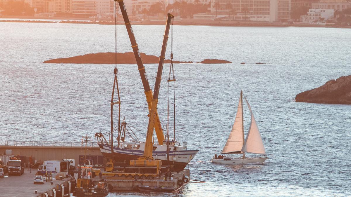 Reflotado el pesquero 'Charpat Segundo', hundido en el puerto de Ibiza.