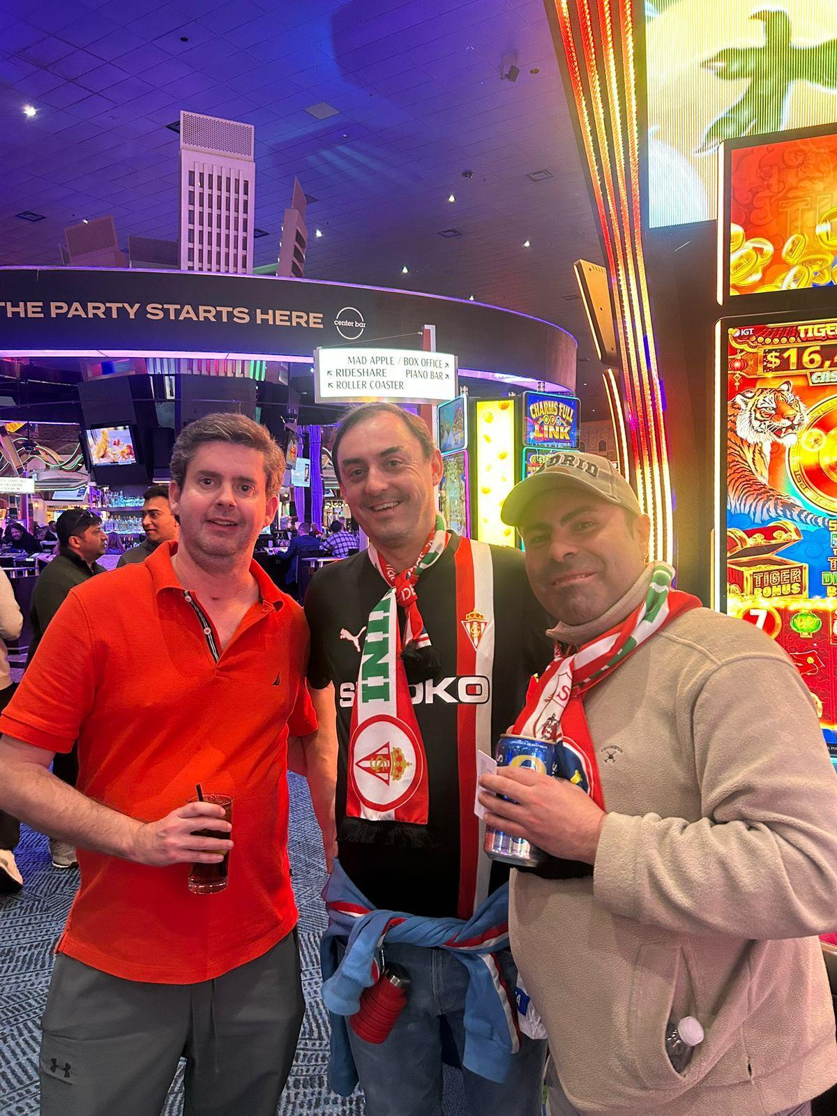 Diego Álvarez Bada, en el centro, con dos amigos en Las Vegas.