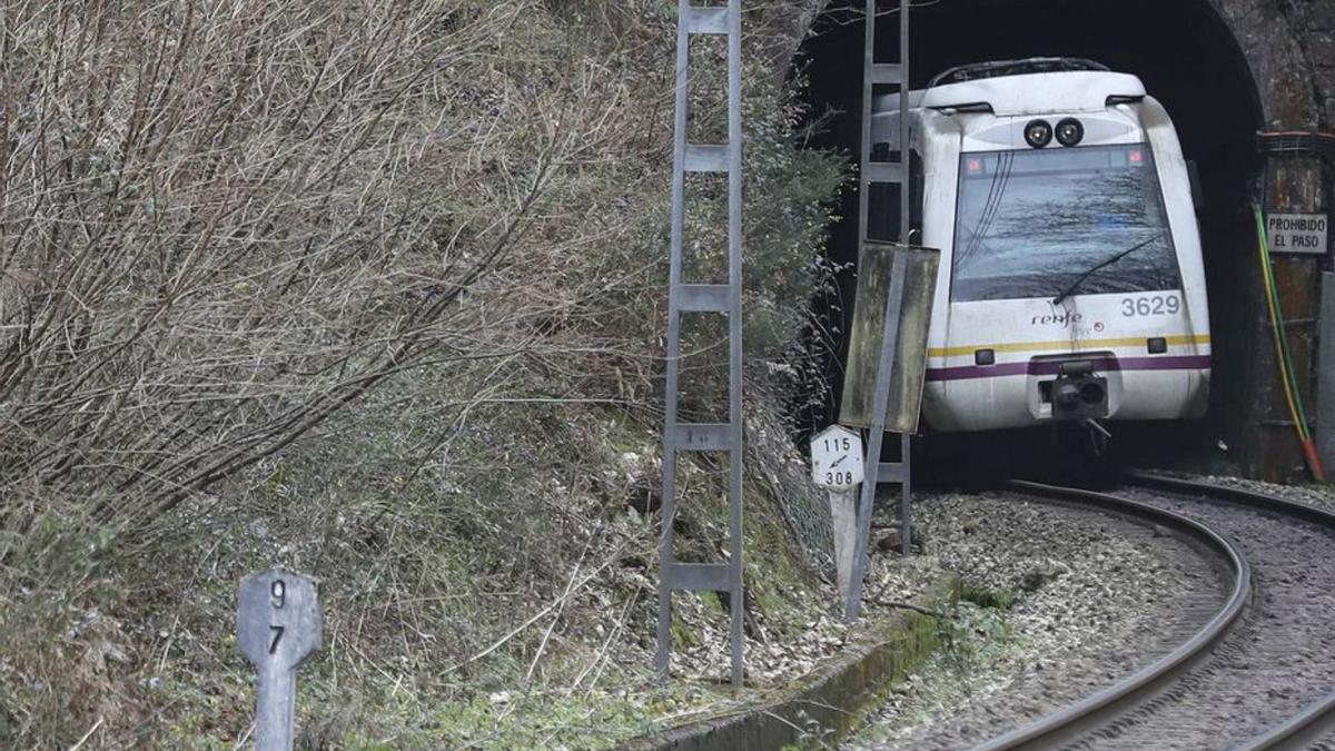 Un tren de cercanías de Asturias. |