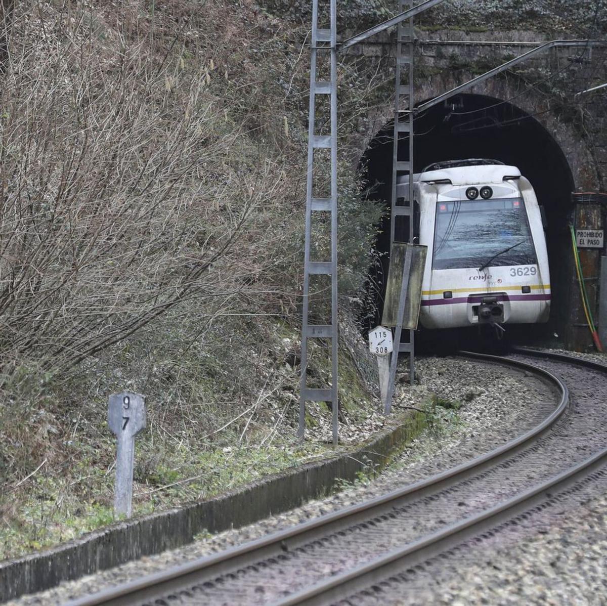 Un tren de cercanías de Asturias. |