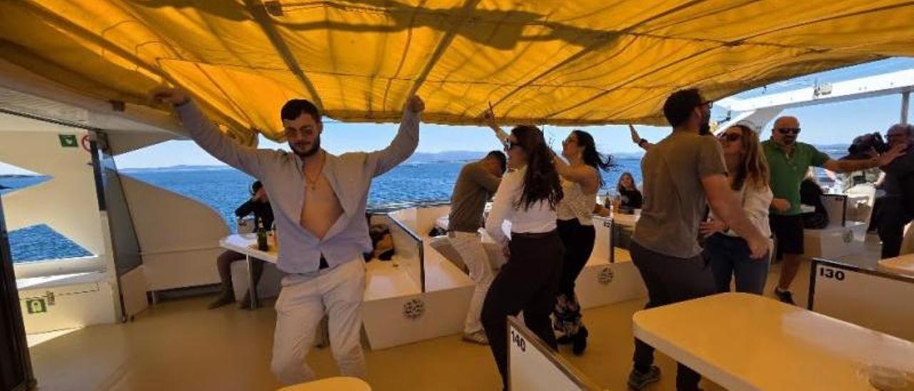 Turistas en un catamarán de O Grove.