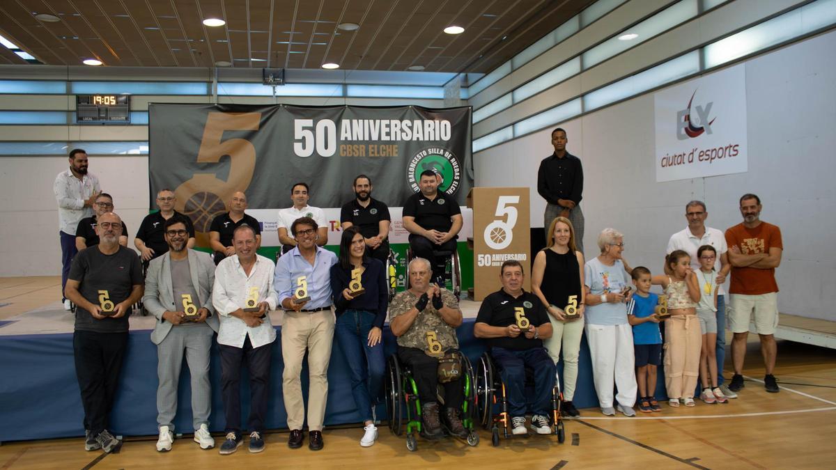 Fotografía de familia de los galardonados en el 50 aniversario del Club Baloncesto en Silla de Ruedas Elche