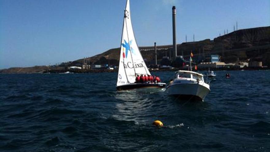 El bote &#039;Puerto de La Luz La Caixa&#039;, durante la pega celebrada ayer. i LP/DLP