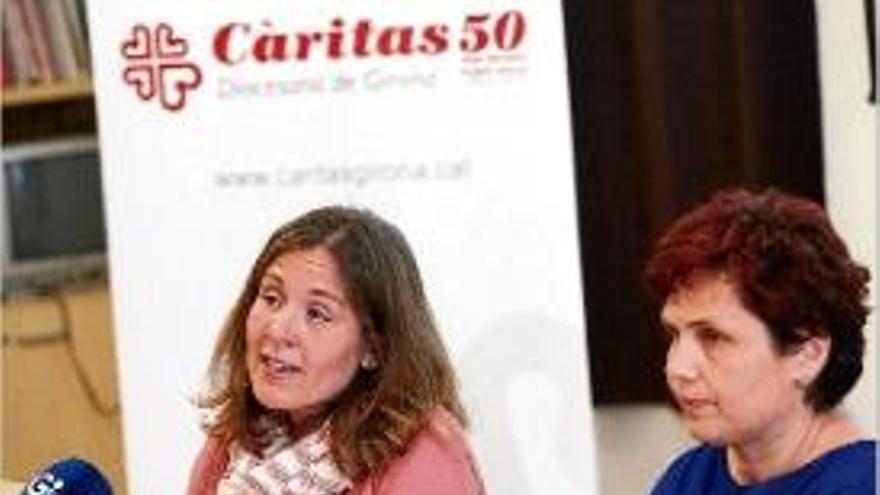 D&#039;esquerra a dreta, Raquel Carrión i Anna Güell, ahir a la seu de Càritas.