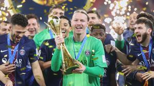 Safonov, con el trofeo de la Copa Intercontinental ganada por el PSG.