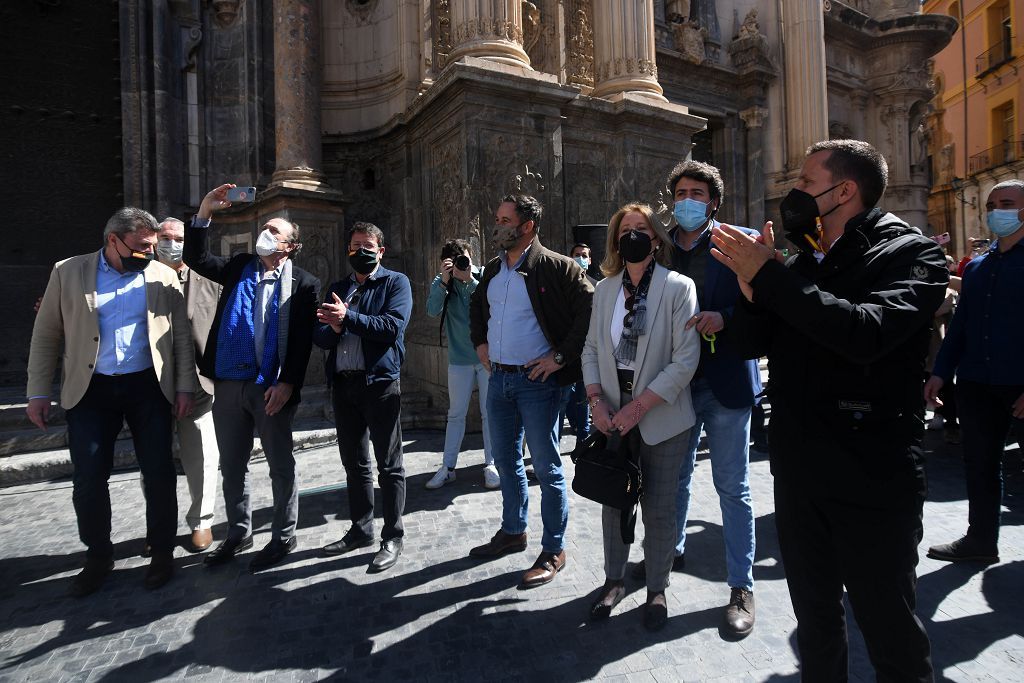 La plaza de la Catedral de Murcia se abarrota para recibir a Abascal