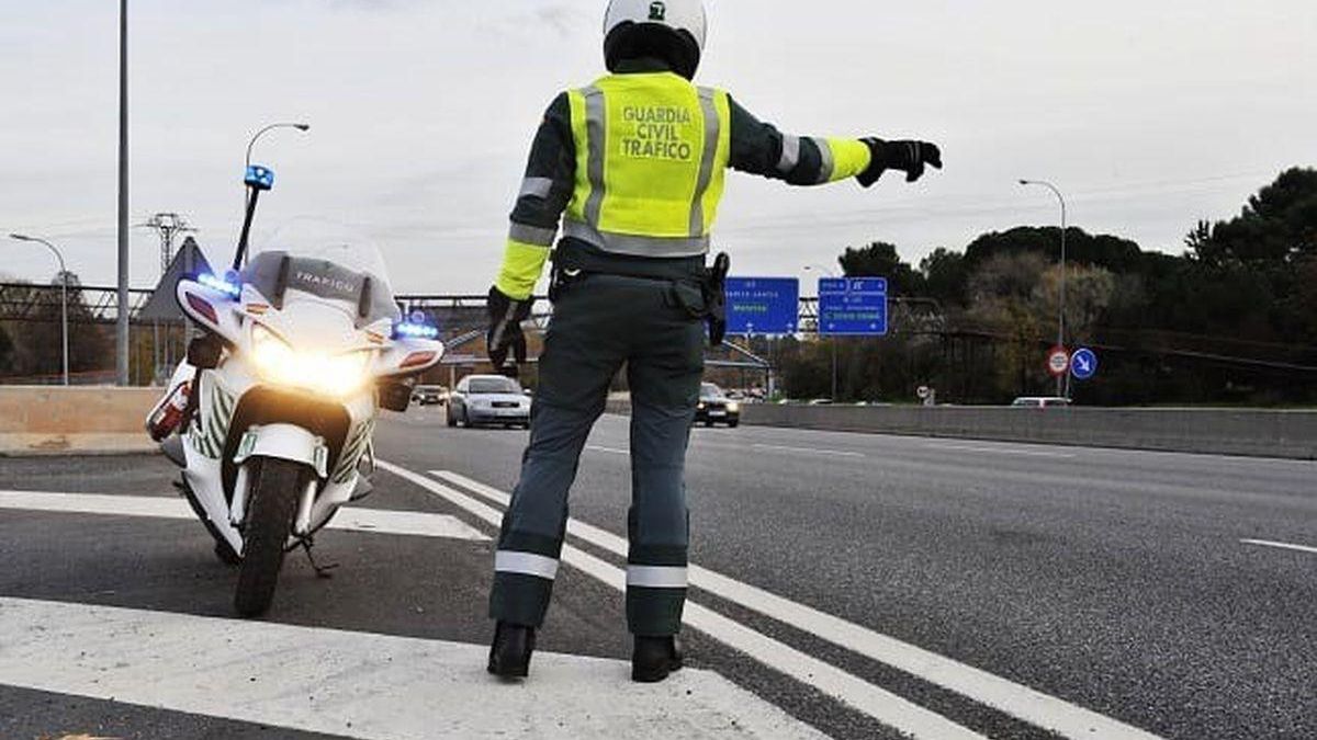 Un guardia civil de Tráfico durante un operativo.