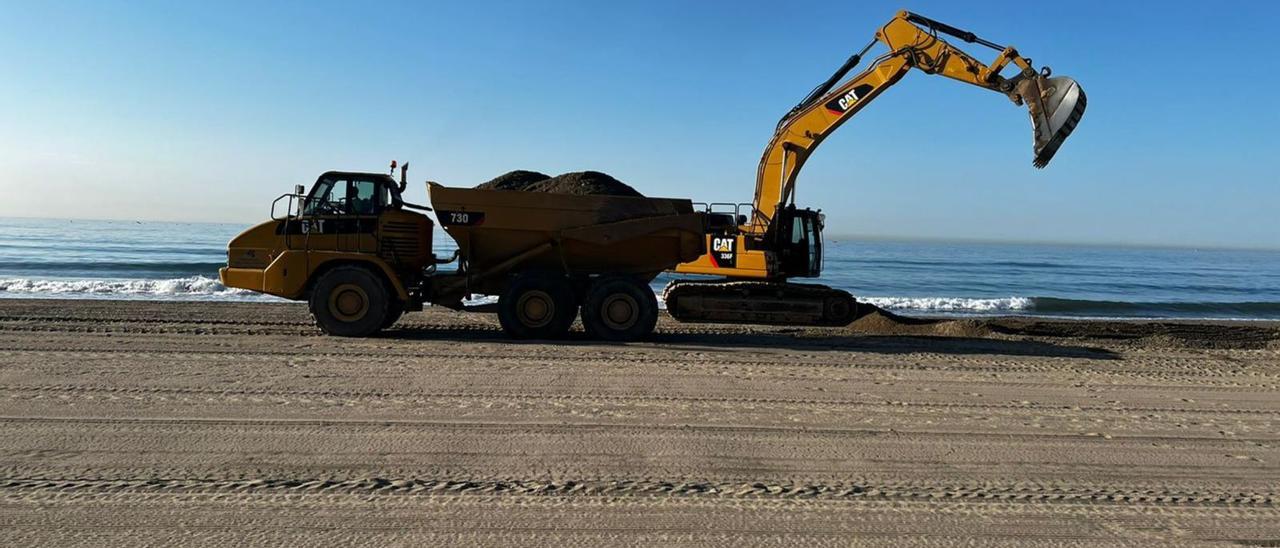 Los trabajos de regeneración en el litoral malagueño se prolongarán durante lo que resta de mes y las primeras semanas de junio