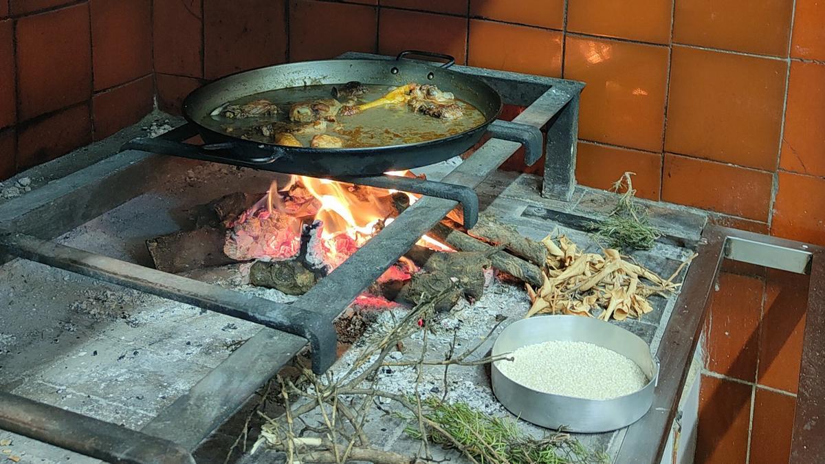 Una paella a punto de arrancar la ebullición en el restaurante Rioja.