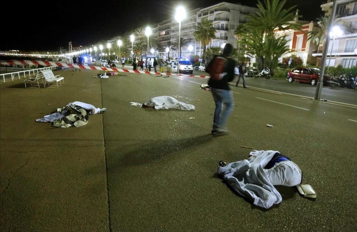 Cuerpos en el suelo. Al menos 77 personas han muerto arrolladas por un camión en un atentado terrorista en Niza.