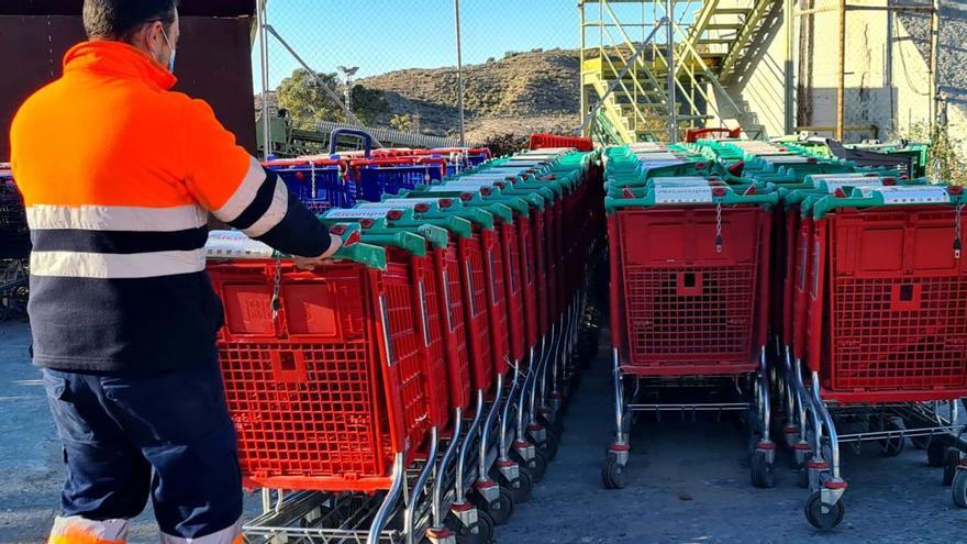 Imagen de carros de supermercado acumulados en el Centro de Tratamiento de Residuos de Alicante tras ser recogidos de la vía pública por los operarios de la limpieza. | INFORMACIÓN