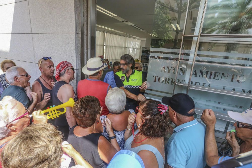 Protesta vecinos de La Mata para exigir mejoras.